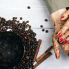 En kvinne skrubber hendene sine med en bodyscrub laget av kaffegrut