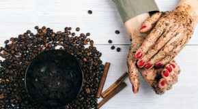 En kvinne skrubber hendene sine med en bodyscrub laget av kaffegrut