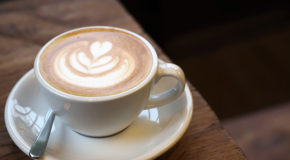 En cappuccino står på et bord