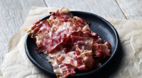 Masse bacon ligger på en tallerken