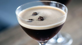 Nærbilde av et martiniglass med kaffe