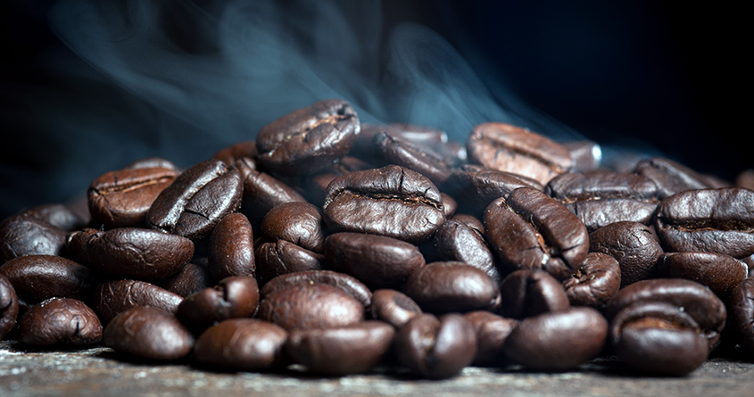 En haug kaffebønner er nybrente og ryker fordi de er varme