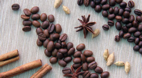 Perlebær og vanlige kaffebønner ligger ved siden av hverandre på et bord