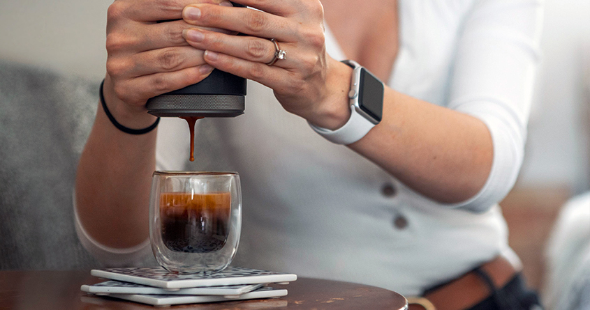 En kvinne bruker Picopresso til å lage espresso