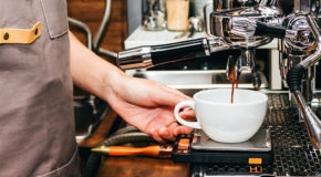 En barista lager espresso på en espressomaskin