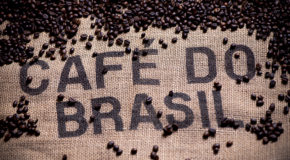 Nærbilde av en sekk med kaffe, hvor det står «Cafe do Brasil»