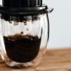 Nærbilde av noen som lager espresso med en Aeropress