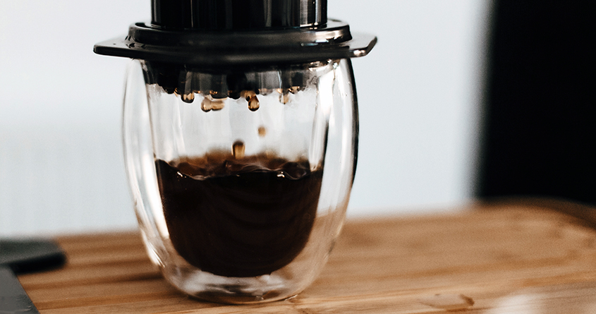 Nærbilde av noen som lager espresso med en Aeropress
