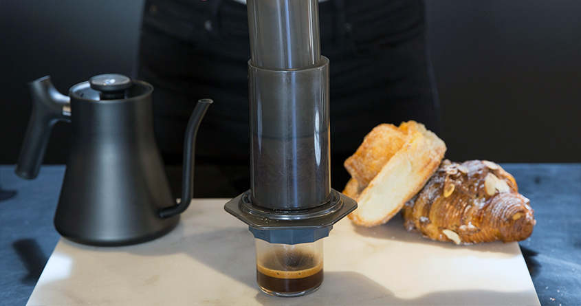 En person lager espresso med Prismo-filteret