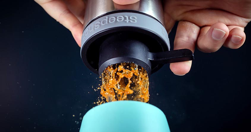 Kaffe skytes ut av SteepShot når ventilen åpnes