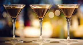 Tre martiniglass med The Espress står ved siden av hverandre på en bardisk
