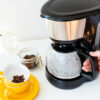 En person løfter kaffekolben fra en kaffetrakter