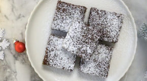 Fem brownie-stykker ligger på en hvit asjett