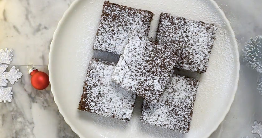 Fem brownie-stykker ligger på en hvit asjett