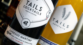 Nærbilde av to flasker med Tails Cocktails, én med espresso martini og en med en annen drink