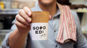 En mann holder opp en av Good Edi sine spiselige kaffekopper
