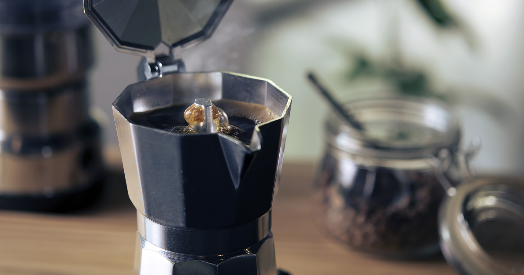 Kaffe lages på en mokkakanne