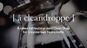 En plakat hvor det står «[å cleandroppe] – Å rense kaffeutstyr med Clean Drop for å kunne lage bedre kaffe».