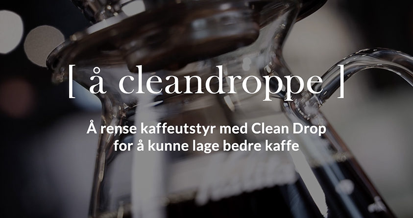 En plakat hvor det står «[å cleandroppe] – Å rense kaffeutstyr med Clean Drop for å kunne lage bedre kaffe».