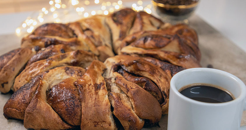 En klippekrans med kaffe ligger på et fat.