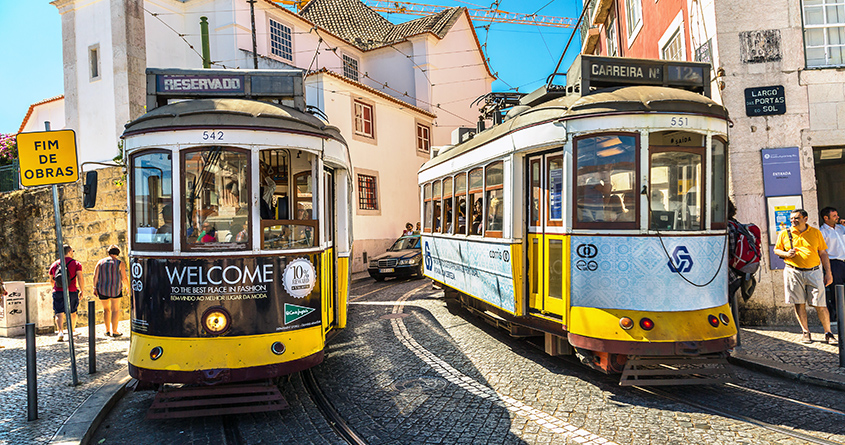 Bilde av to bytrikker i Lisboa i Portugal.