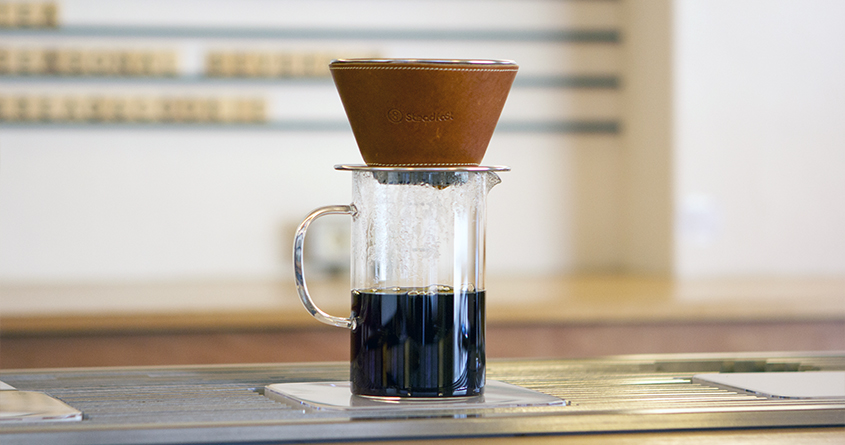 Steadfast Coffee Brewer står på en glasskanne med kaffe