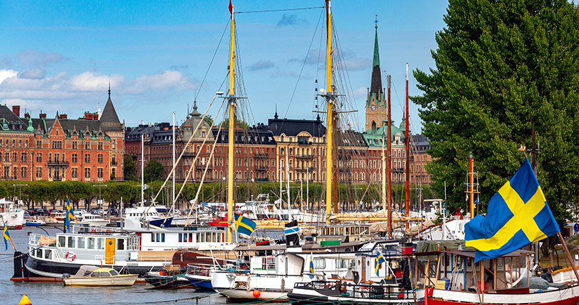 Mange seilbåter er fortøyd på en havn i Stockholm