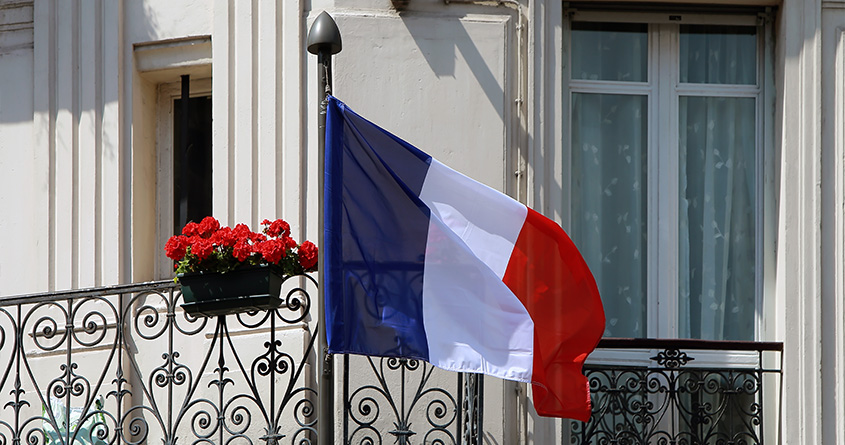 Et franskt flagg henger på en balkong