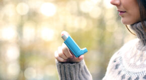 En kvinne holder en astmainhalator