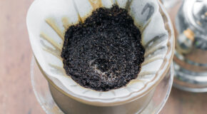 Et brukt kaffefilter ligger i en håndbrygger