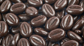 Nærbilde av mange sjokoladedekkede kaffebønner