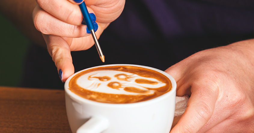 En barista lager lattekunst av en kanin med et tegneredskap