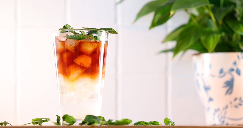 En Coffee Sundown står på en kjøkkenbenk