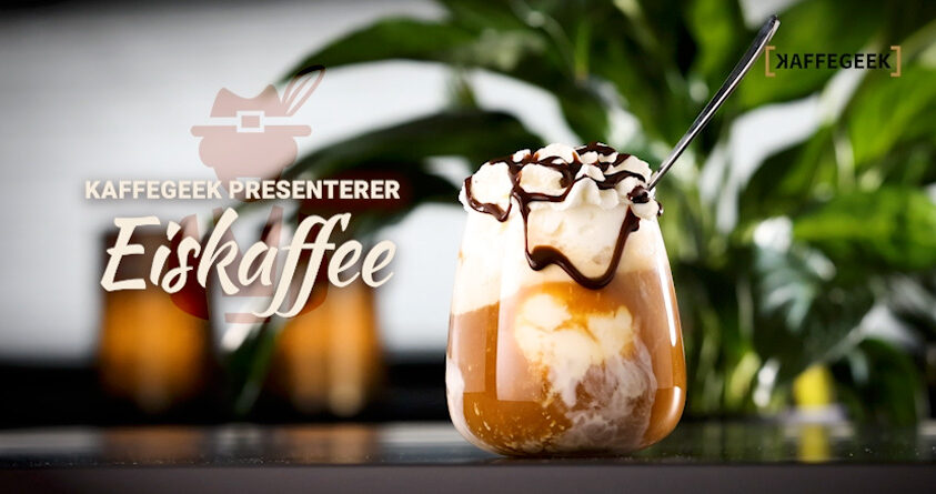 Et glass med Eiskaffee står på en kjøkkenbenk