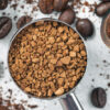 En liten beholder med pulverkaffe står ved siden av en beholder med espressopulver