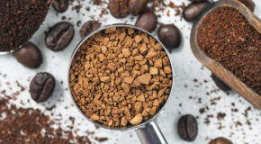En liten beholder med pulverkaffe står ved siden av en beholder med espressopulver