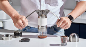 En mann lager espresso med Hugh Leverpresso