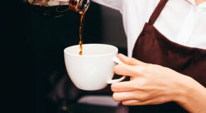 En barista heller kaffe fra en Colum Mini-Dripper oppi en hvit kopp