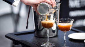 En barista heller en espresso martini fra en shaker over i et glass