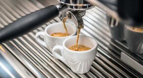 Espresso lages i to små kopper