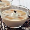 To skåler med italiensk kaffekrem står på et kjøkkenbord