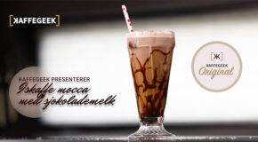 Stillbilde fra video hvor en iskaffe mocca med sjokolademelk blir laget