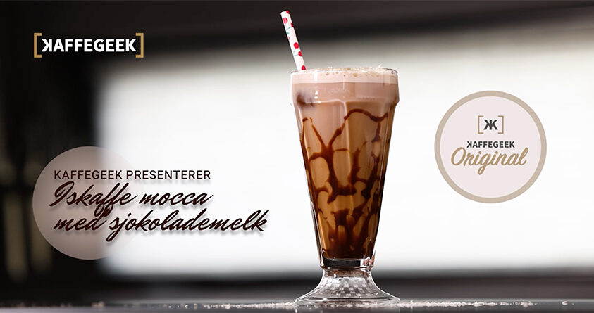 Stillbilde fra video hvor en iskaffe mocca med sjokolademelk blir laget