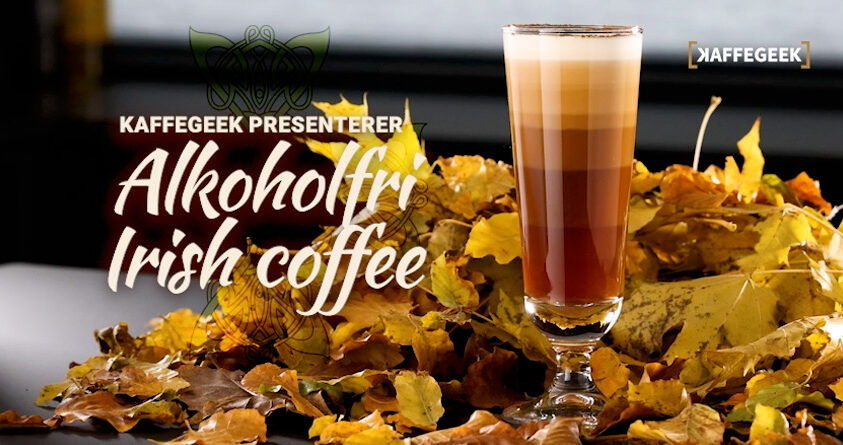 Et glass med alkoholfri Irish coffee står i en haug av høstblader