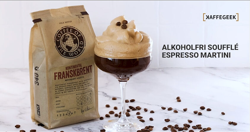 Et glass med alkoholfri soufflé espresso martini står ved siden av en pose med kaffe