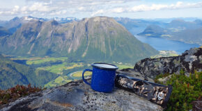 En tube med No Normal-kaffepasta ligger ved siden av en emaljekopp på toppen av Romsdalseggen