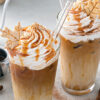 To glass med pumpkin spice latte står på et bord