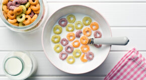 En skål med froot loops og melk står på en kjøkkenbord