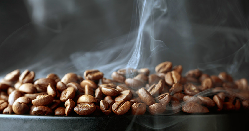 Røyk stiger opp fra nybrente kaffebønner