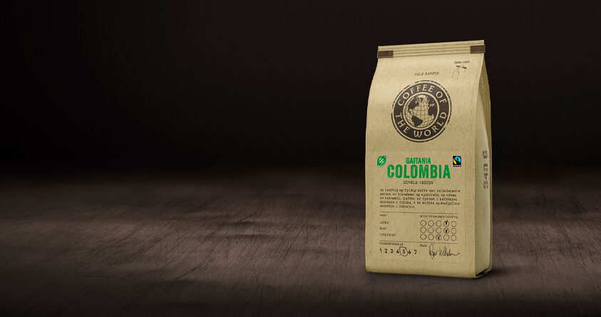 En pose med Gaitania Colombia-kaffe fra Coffee of the World står på et mørkt underlag